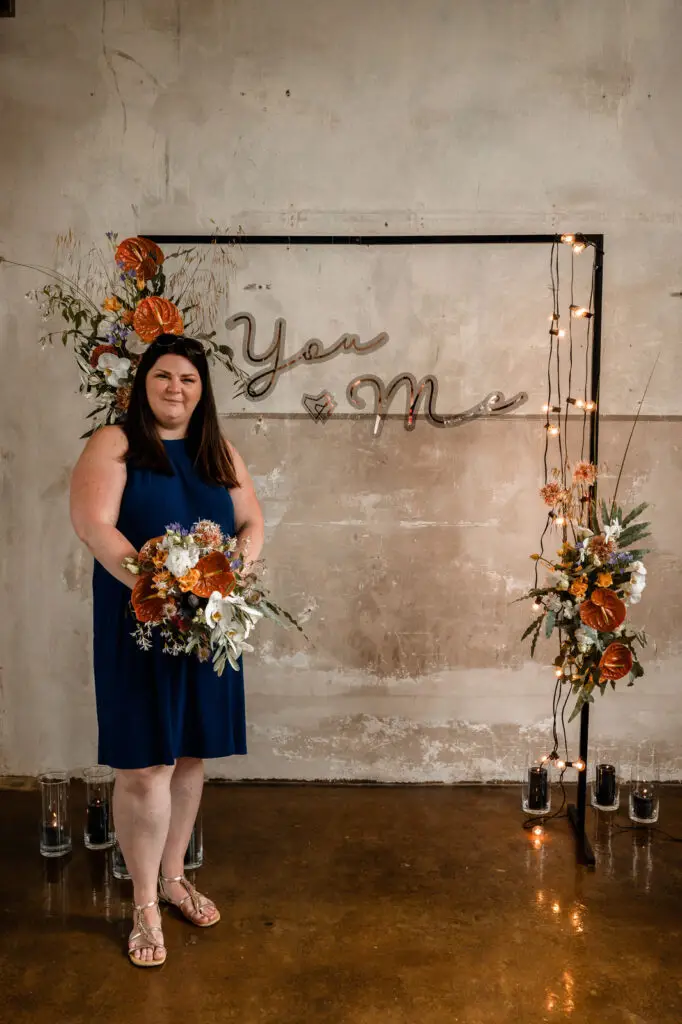 Kosten Hochzeitsplanerin - hält Blumenstrauß