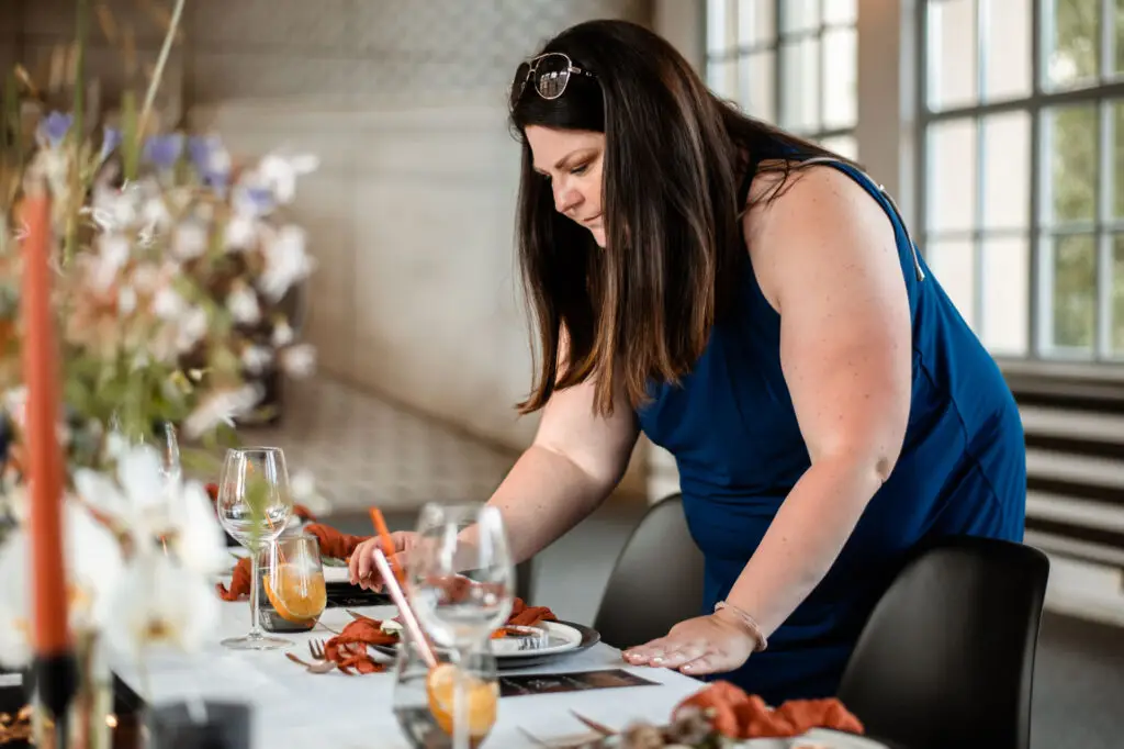 Hochzeitsplanerin dekoriert Hochzeitstisch