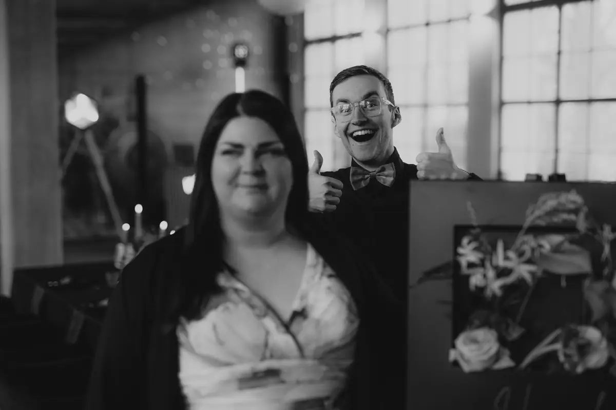 DJ Moritz Gräßler und Hochzeitsplanerin gemeinsam bei der Arbeit